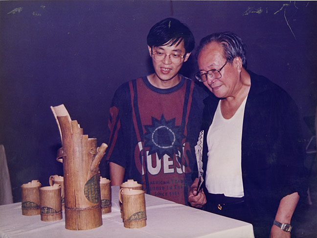 紫砂壶图片：1997年中央美院通道画廊举办个人陶艺展，钱绍武教授观看尹祥 - 美壶网